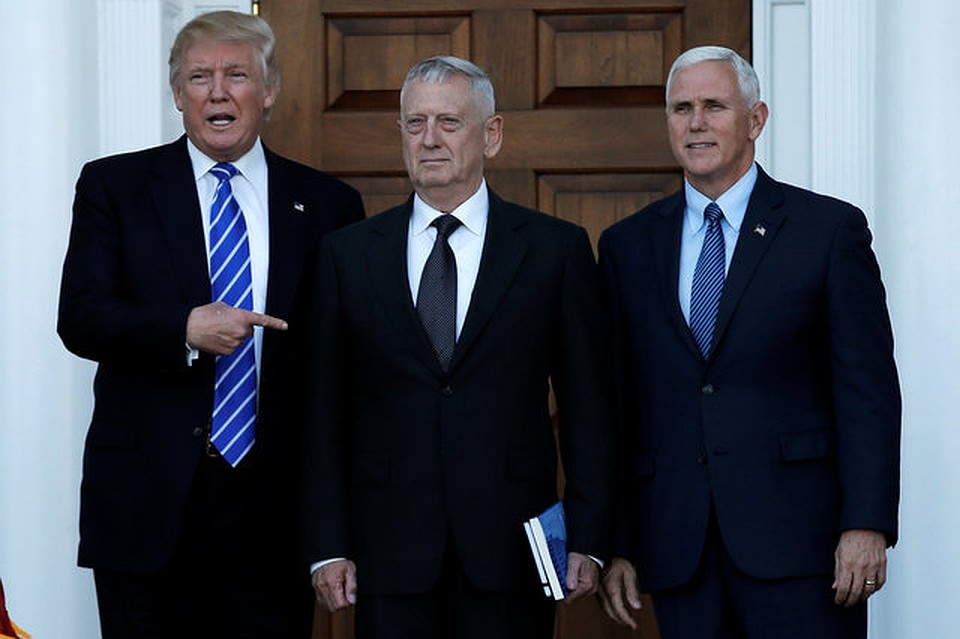 Слева направо: Дональд Трамп, Джеймс Маттис и Майк Пенс