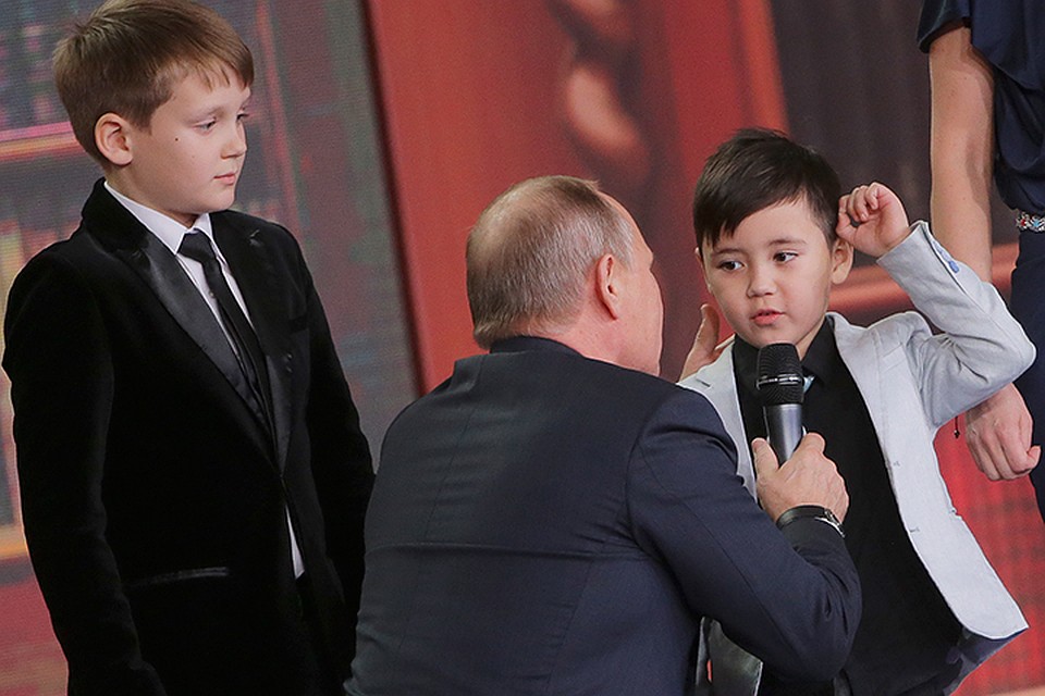 5-летний Тимофей Цой знает все страны мира и их столицы, а 9-летний Мирослав Оскирко - «человек со спутниковым зрением». Он может узнать любую страну мира по очертаниям на карте. Фото: Михаил Метцель/ТАСС