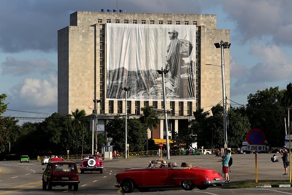 Фотография Фиделя Кастро на здании Национальной библиотеки в Гаване.