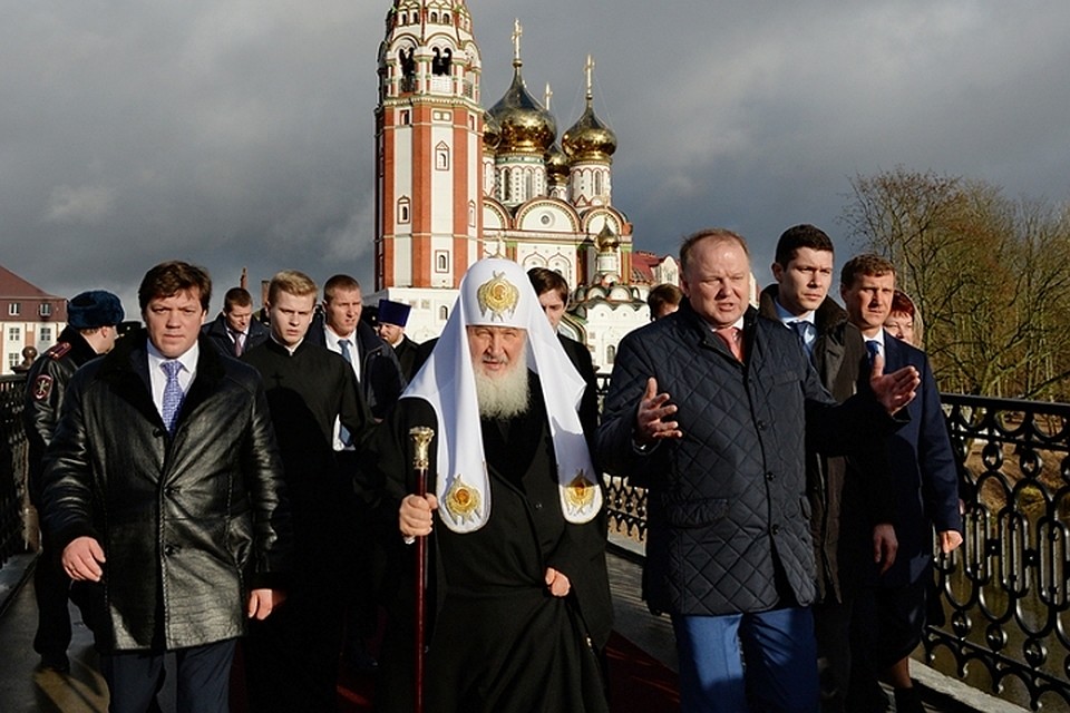После освящения Патриарх в сопровождении полпреда президента на Северо-Западе Николая Цуканова и врио губернатора Антона Алиханова прошел к скульптурной композиции «Штыковая атака».