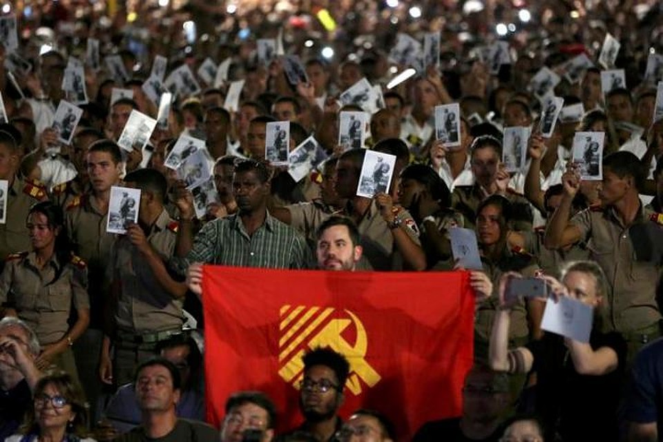 Церемония прощания с Фиделем Кастро проходит на площади Революции рядом с мемориалом имени Хосе Марти