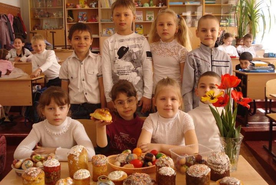 На Пасху дети приносят куличи, которые сделали дома Фото: МБОУ СОШ №39