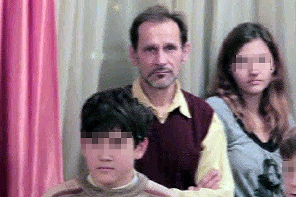 Распустившего руки педагога зовут Евгений Холяков, ему 44 года.