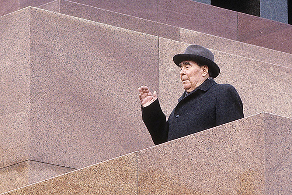 Леонид Брежнев на трибуне Мавзолея в 1982 году. ФОТО Владимира Мусаэльяна и Эдуарда Песова /Фотохроника ТАСС/