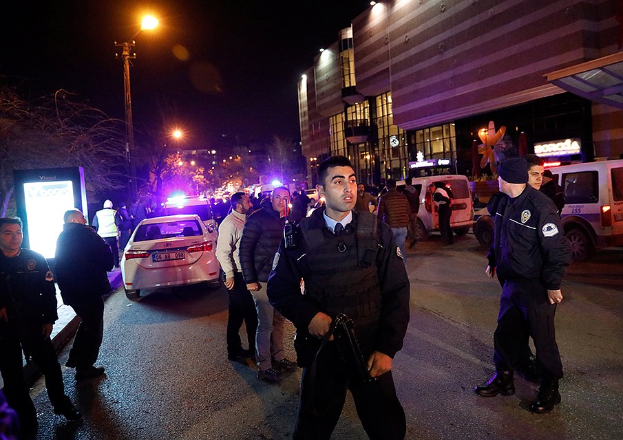 Полиция вступила в перестрелку с напавшим на посла России в Анкаре Фото: REUTERS