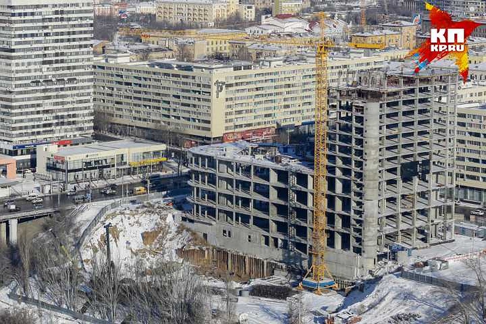 Из старого графика рабочие выбились из-за срыва поставок оборудования для крана.