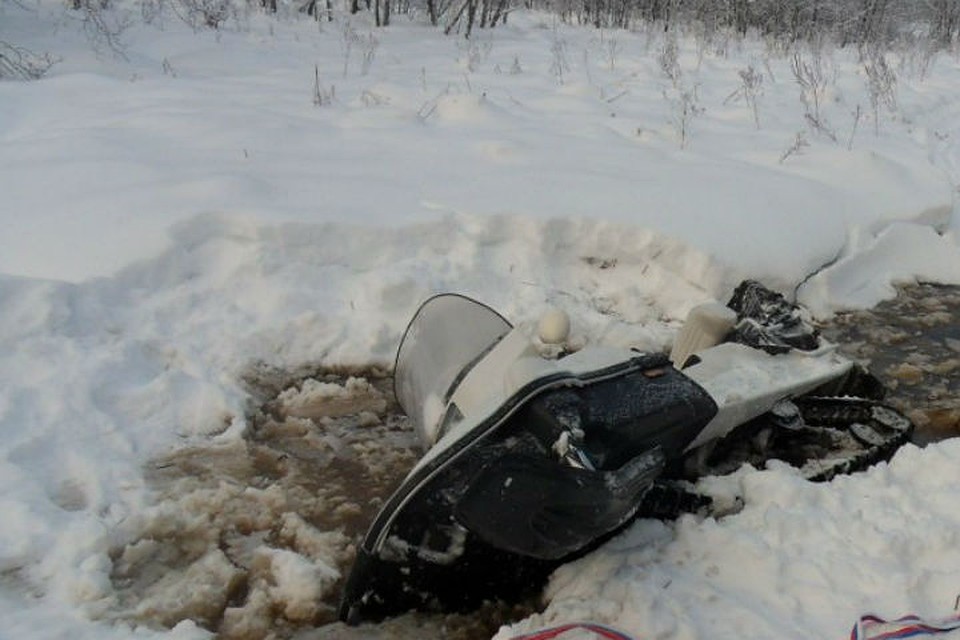 Саратовец на снегоходе провалился под лед: водолазы начали поиск тела. Фото: открытые источники.
