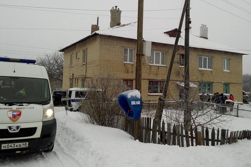 Трое членов семьи лежали в квартире без сознания