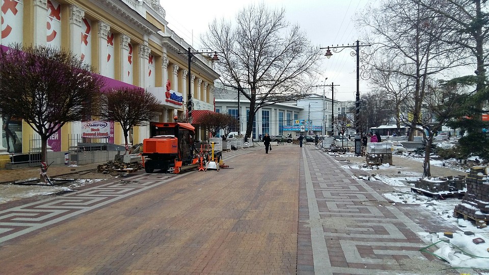 В каникулах новенькая плитка в некоторым местах начала расползаться.