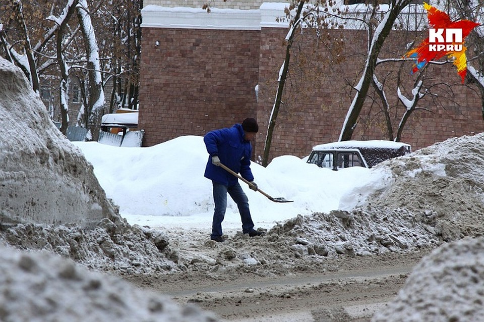 Как коммунальщики в Ижевске убирают снег во дворах