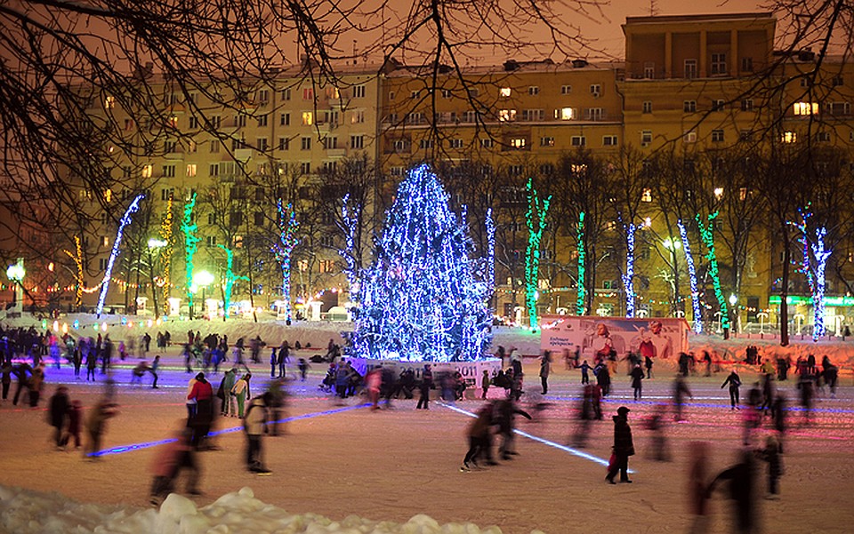 Каток на Патриарших прудах. Фото ИТАР-ТАСС/ Владимир Астапкович