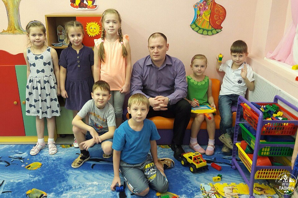 Денис Калинин легко нашел общий язык и с женским коллективом, и с воспитанниками. Фото: ИПКА "Лавина"