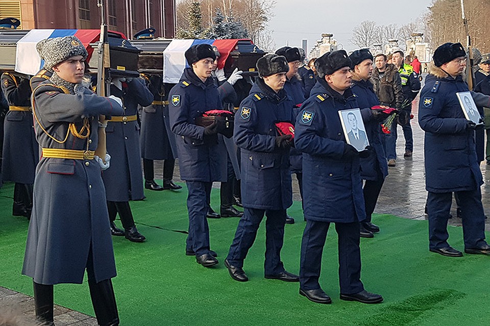 под пронзительные звуки военного оркестра 12 гробов на плечах почетного караула поплыли к могильным ямам