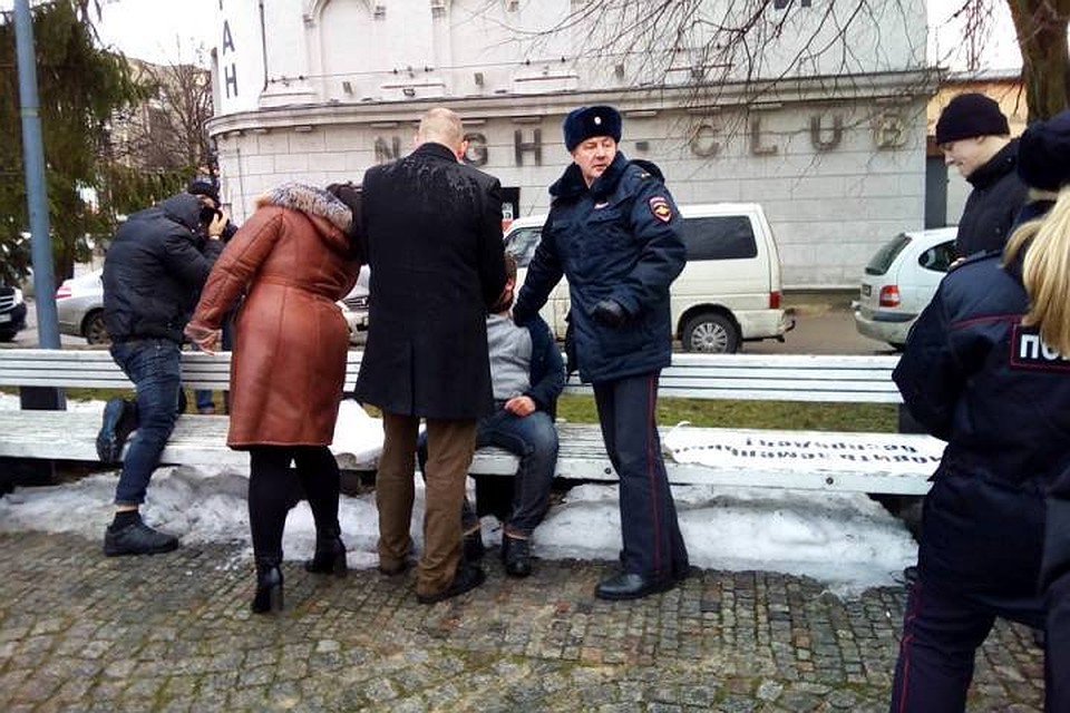 На фото - эпизод нападения хулиганов на пикет противников застройки прибрежных зон в Балтийске.