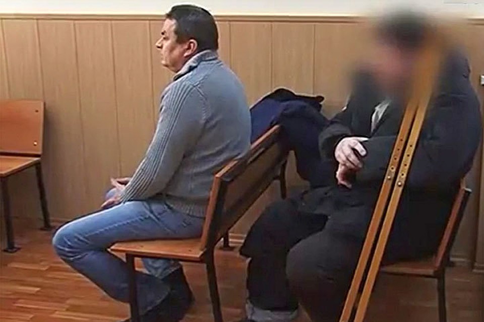 Выбиватель долгов (слева) и его жертва встретились в зале суда.