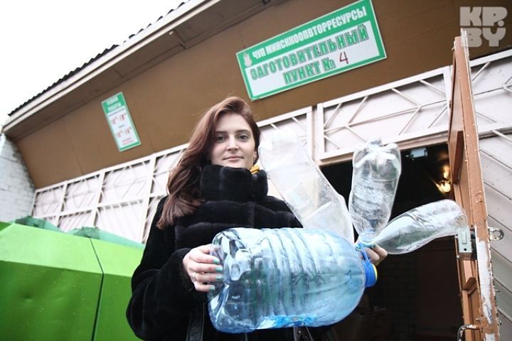 На Гомельщине коммуналку предлагают оплачивать стеклотарой и макулатурой