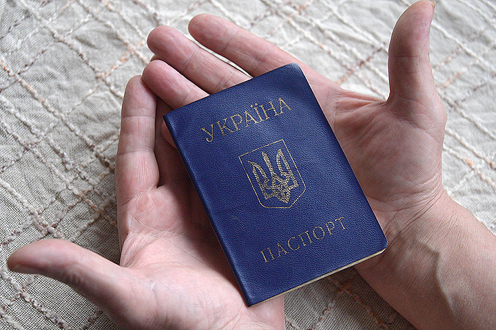 Русских, приезжающих с Донбасса, мы заставляем сдавать экзамены на знание родного языка. И месяцами маринуем их в очередях...