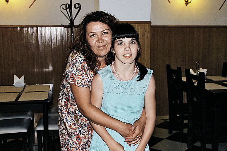 Диана пока без мамы не сделает и шагу. Для ее реабилитации нужно всего лишь 100 тысяч рублей...