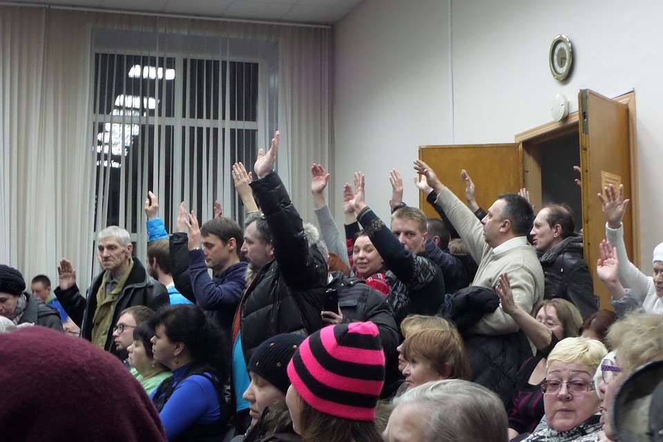 Голоса присутствующих разделились почти поровну.