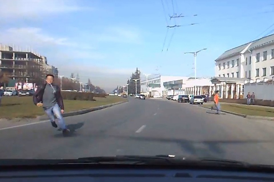 Стоп-кадр из видео, на котором якобы запечатлены школьники, играющие в "Беги или умри"