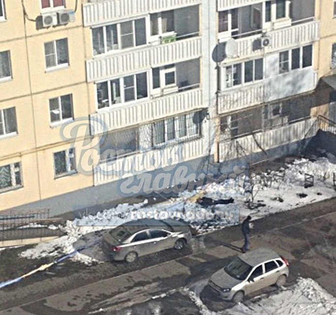 Очевидец сфотографировал тело погибшего, лежащее на земле. Фото из группы ВК "Ростов-на-Дону | Главный".