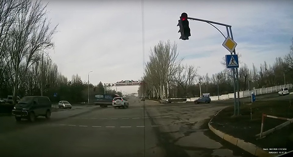 Джип вылетел на красный свет и на полном ходу врезался в грузовик.