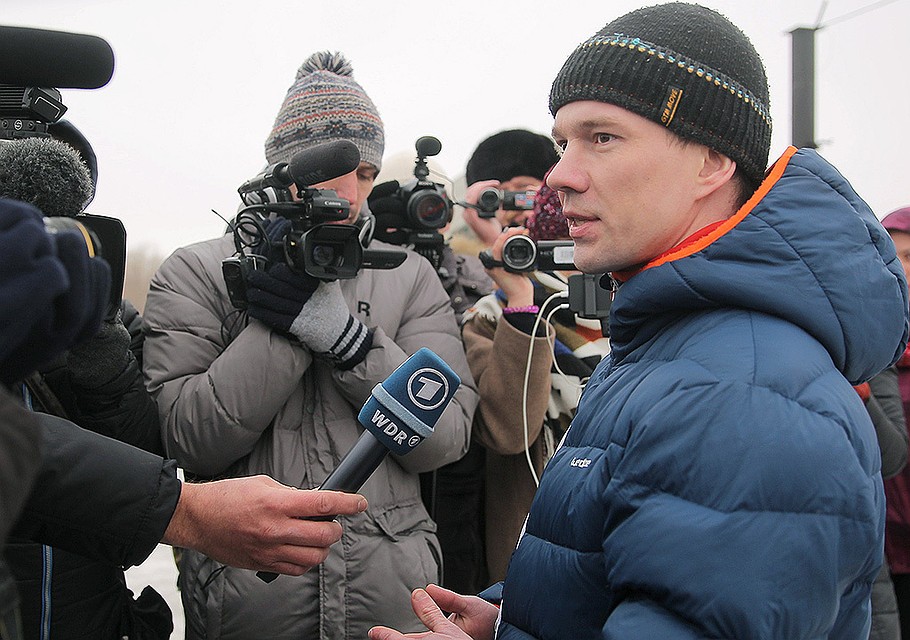 Оппозиционер Ильдар Дадин во время общения с журналистами после освобождения из исправительной колонии в городе Рубцовске. ФОТО Алексей Цвайгерт/ТАСС