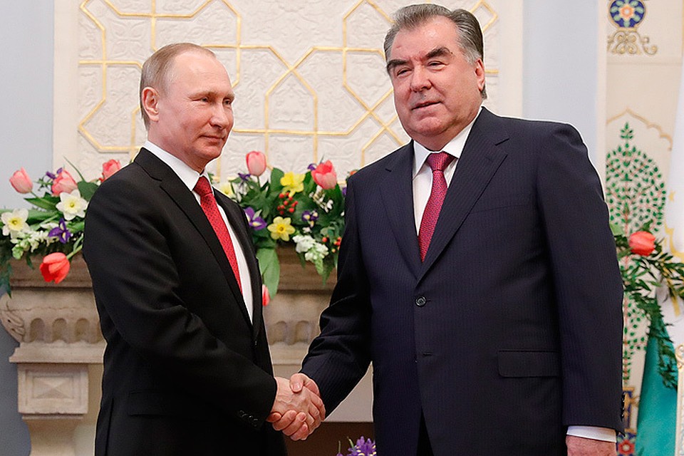 Президент России Владимир Путин и президент Таджикистана Эмомали Рахмон во время беседы во Дворце наций. ФОТО Михаил Метцель/ТАСС