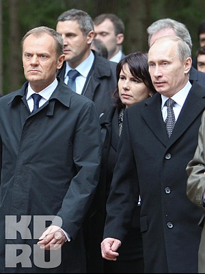 Премьеры Владимир Путин и Дональд Туск на траурной церемонии.