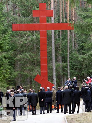 В Катынском лесу рядом с расстрелянными 4400 поляками лежат более 8 тысяч советских граждан, попавших под каток репрессий в конце 30-х годов прошлого века. Православный крест над местом захоронения жертв репрессий.
