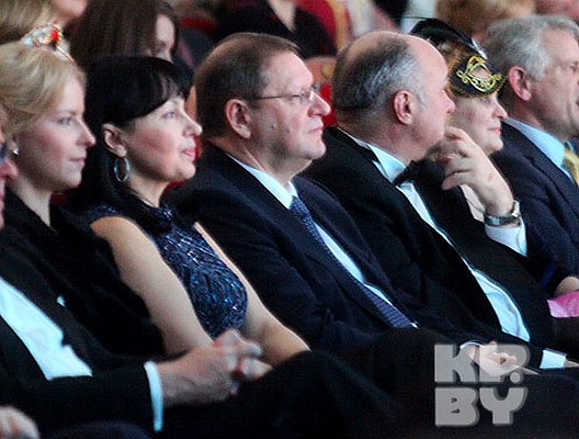 Бывший премьер-министр Беларуси Сергей Сидорский с супругой во время концерта