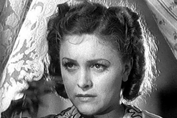 Людмила Целиковская начала сниматься в кино с 1939 года, еще учась в театральном училище. Первая роль – Валя в фильме «Молодые капитаны». Успеха эта роль актрисе не принесла, но ее заметил режиссер Александр Ивановский и пригласил на главную роль студентки консерватории Симочки. Юной актрисе было чуть больше 20.