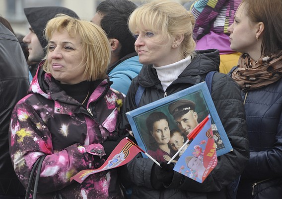 Столица Заполярья в 71-й раз встретила парад Победы. В этом году северяне выходили на главный проспект города не только со штендерами "Бессмертного полка", но и просто с портретами родственников-фронтовиков. Больше фото в репортаже "КП" с празднования 9 мая в Мурманске .