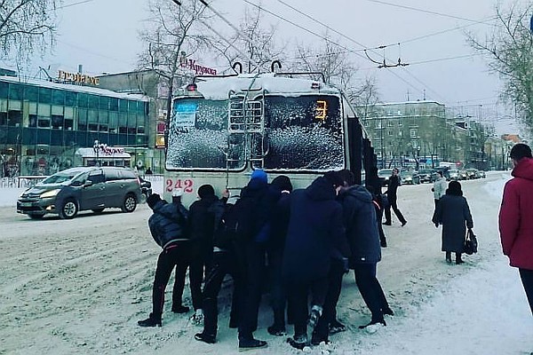 "Любишь кататься, люби и троллейбус толкать" - шутят мурманчане, рассматривая снимки попавшего в плен троллейбуса. Из-за штормовой погоды с пятницы автомобилистам пришлось несладко, сотни плотно застряли в снежной каше. В такую беду днем 21 января попал и водитель троллейбуса №3 - "рогатый" забуксовал возле перекрестка проспект Ленина - улица Книповича в Мурманске прямо рядом с остановкой в северном направлении.
