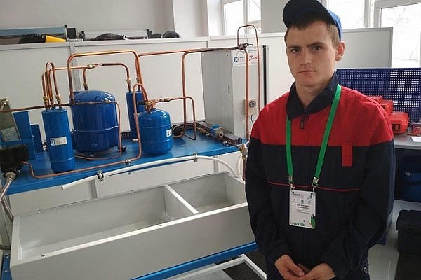 Cтудент второго курса Уссурийского железнодорожного колледжа направления “Машинист холодильных установок” Александр Яцук стал победителем регионального чемпионата Worldskills Russia. В Москве он также показал свое мастерство и попал в семерку лучших среди участников со всей страны.