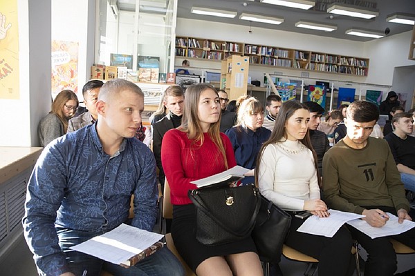 Налоговые льготы, госинвестиции в строительство жилого фонда, развитие сельского хозяйства и внимание к вопросам урбанистики – своё видение решения проблем Дальнего Востока высказывала молодёжь.