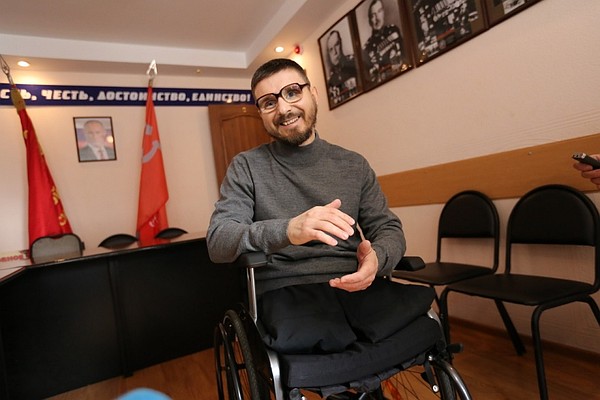Ветеран боевых действий, капитан милиции, оперуполномоченный СОБР Андрей Дегтярь во время боевых действий в Чеченской Республике остался без ног. Накануне во Владивостоке ему вручили новую коляску, изготовленную по индивидуальным размерам в Германии.