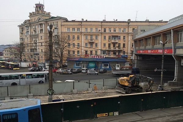 Под ковш экскаватора попали старые лачуги, примыкающие к трамвайной остановке.