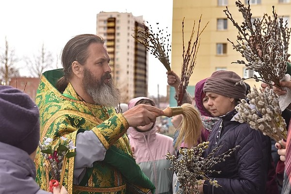 Сотни сибиряков выстроились в очередь к храмам, чтобы освятить пушистые веточки.
