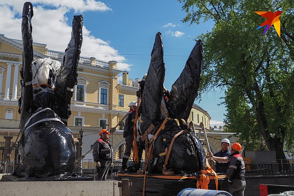Знаменитые грифоны, вспорхнув золотыми крыльями, «прилетели» на свои законные места на Банковском мосту через канал Грибоедова. Грозные стражи отсутствовали более двух лет из-за реставрации и ремонта самого моста.