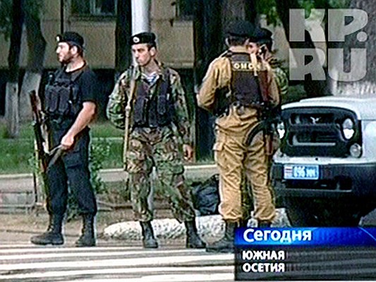Югоосетинские правительственные силы патрулируют Цхинвали. Фото: АП