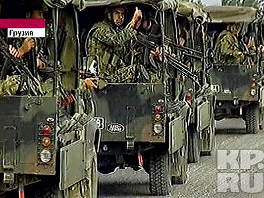 Колонна грузинских войск, двигающихся к Цхинвали. Фото: АП