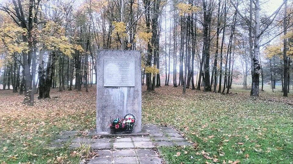 На месте фольварка в Убели - только стела.
