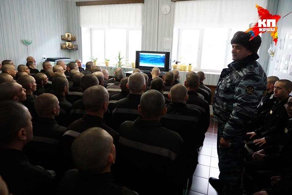 Мы застали Лошагина, когда он смотрел телевизор возле аквариума с рыбками Фото: Алексей БУЛАТОВ