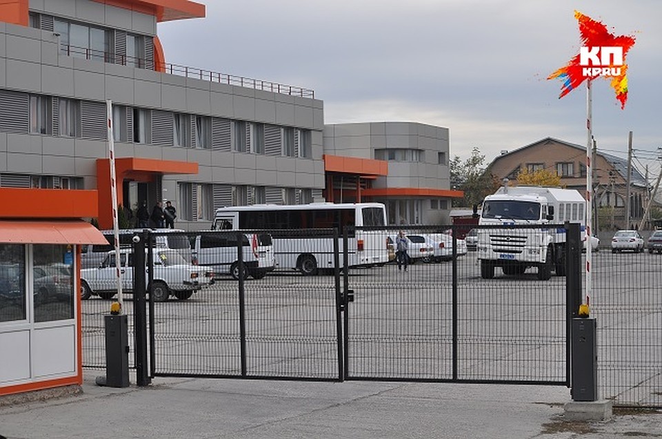 По словам журналистов, которых так и не пустили на телеканал, силовики приехали на камазе и большом белом автобусе. Фото: Анастасия МЕДЫНЦЕВА