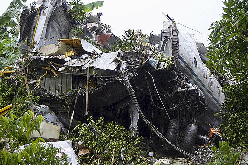Фото с места крушения самолета АН-12 в Южном Судане. Фото: REUTERS