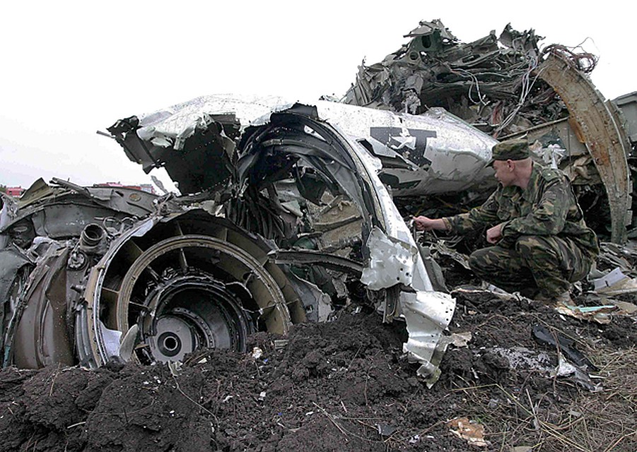 На месте падения самолета Ту-154 в поселке Каменск-Шахтинский в 138 км от Ростова-на-Дону, потерпевшего катастрофу 24 августа 2004 года Фото: РИА Новости
