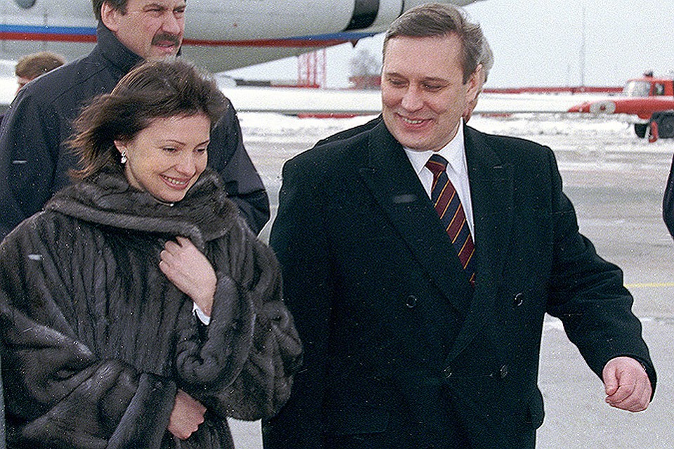 2000 год. Рабочий визит министра финансов РФ Михаила Касьянова в Украину. В аэропорту гостя встречает вице-премьер правительства Украины Юлия Тимошенко. Фото: РИА Новости