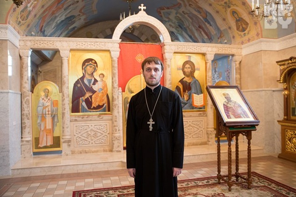 Клирик Свято-Духова кафедрального собора Минска: "Пост - специально созданные непривычные условия: когда человек немножко недосыпает, недополучает привычных калорий, привычные блюда, развлечения, и он может посмотреть трезво на себя со стороны" Фото: Павел МАРТИНЧИК