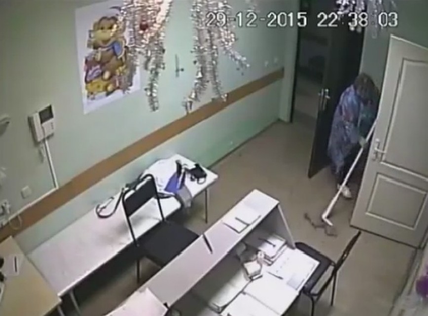 В помещении, где произошла потасовка, оперативно вымыли пол. Скриншот видео
